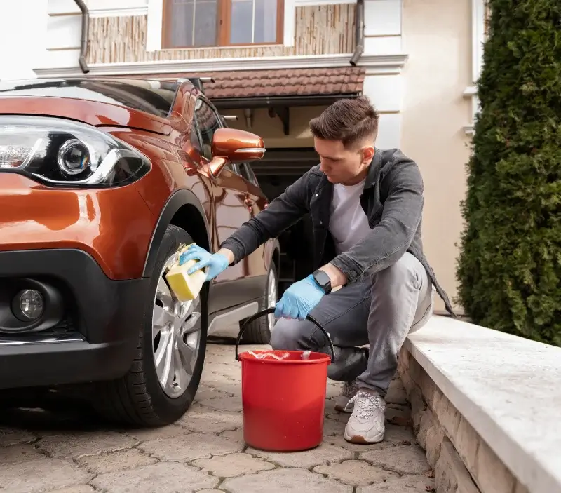 Lavage auto à domicile Grayan-et-l'Hôpital : professionnel intervenant sur un véhicule